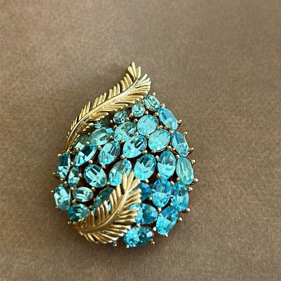Trifari Vintage Blue Brooch with Gold Toned Fern Leaves - Picture 14 of 14